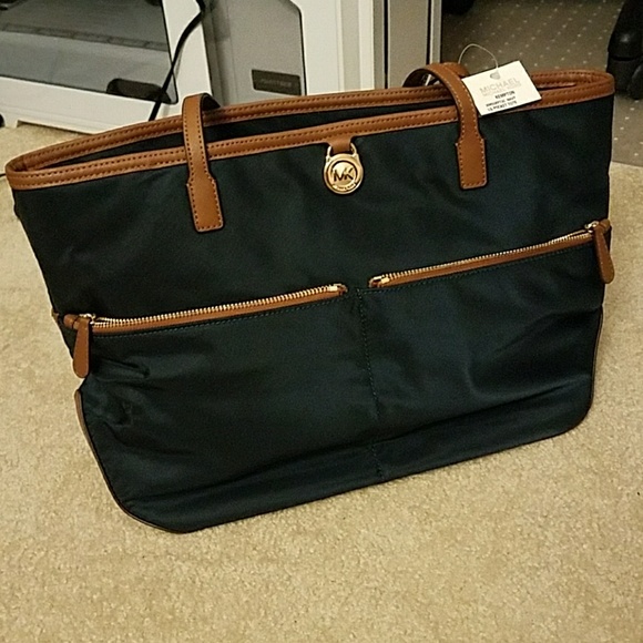 multi pocket tote bag